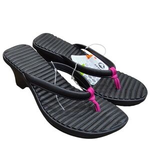 NWT CROCS Black/ Hot Pink Fuchsia Ribbed Sole Wedge Sandals Flip Flops Size W8